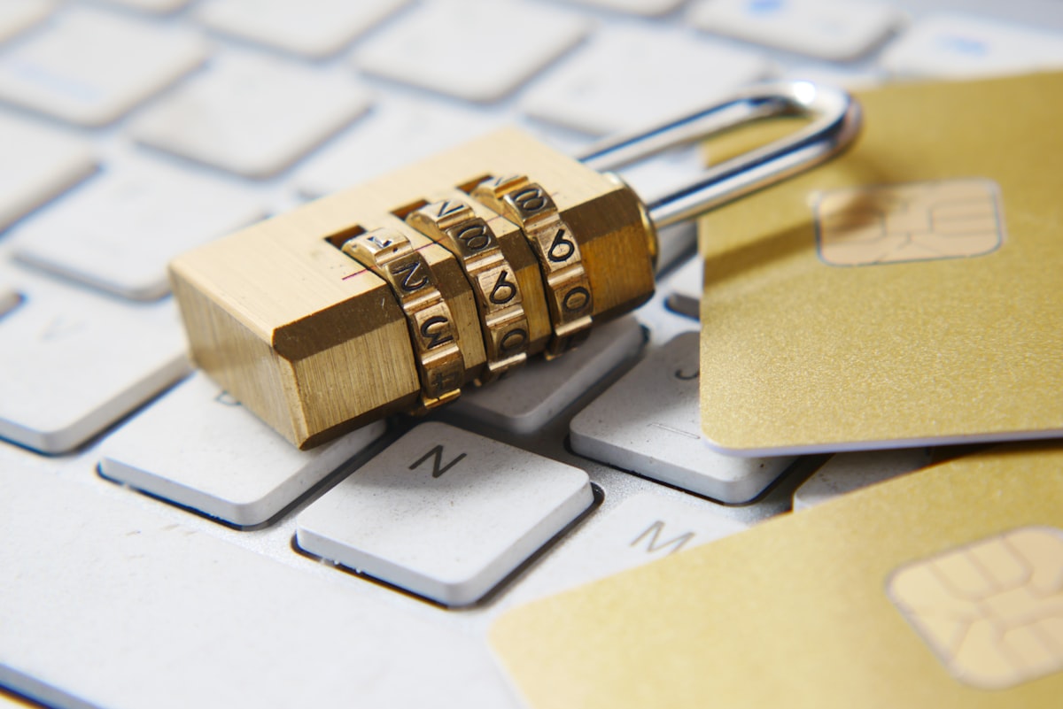 Segurança web: HTTPS, firewall e atualizações essenciais